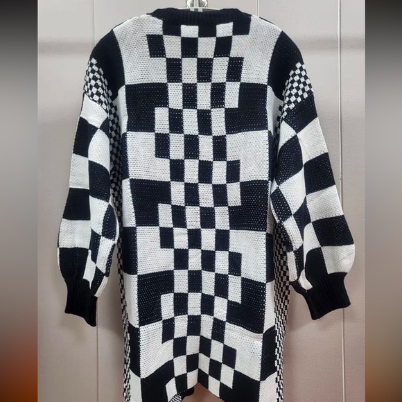 ⬇️Black and White Checkered Cardigan Sweater - Picture 7 of 7